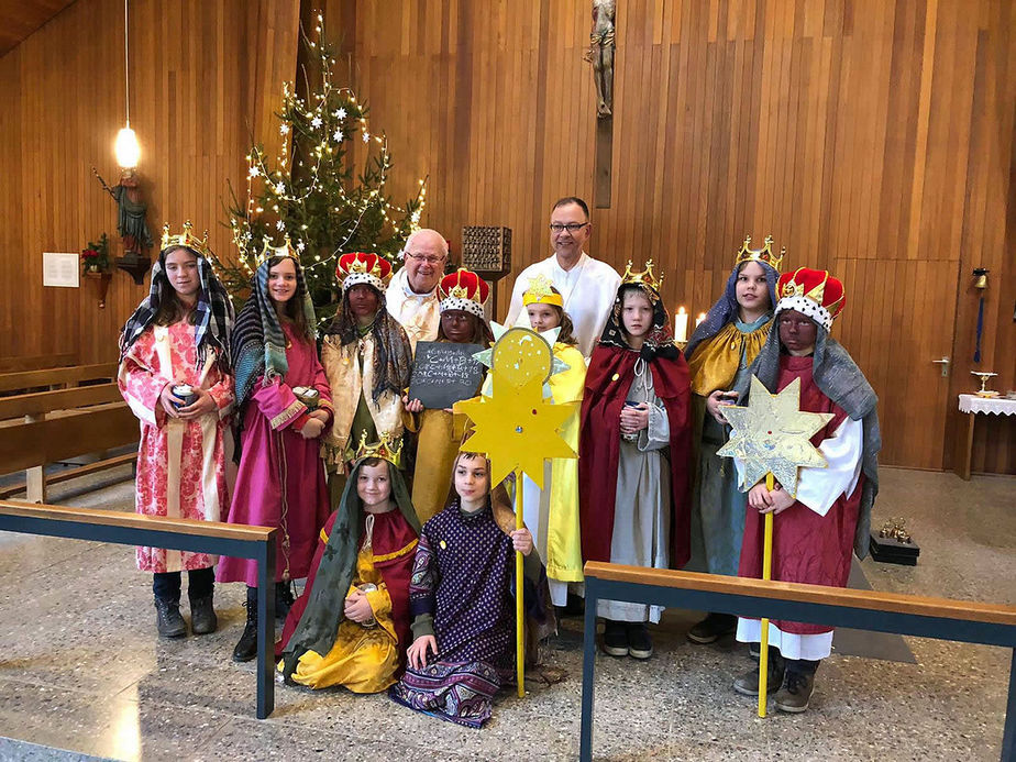 Dreikönigssingen der Sternsinger in Bad Emstal/Merxhausen